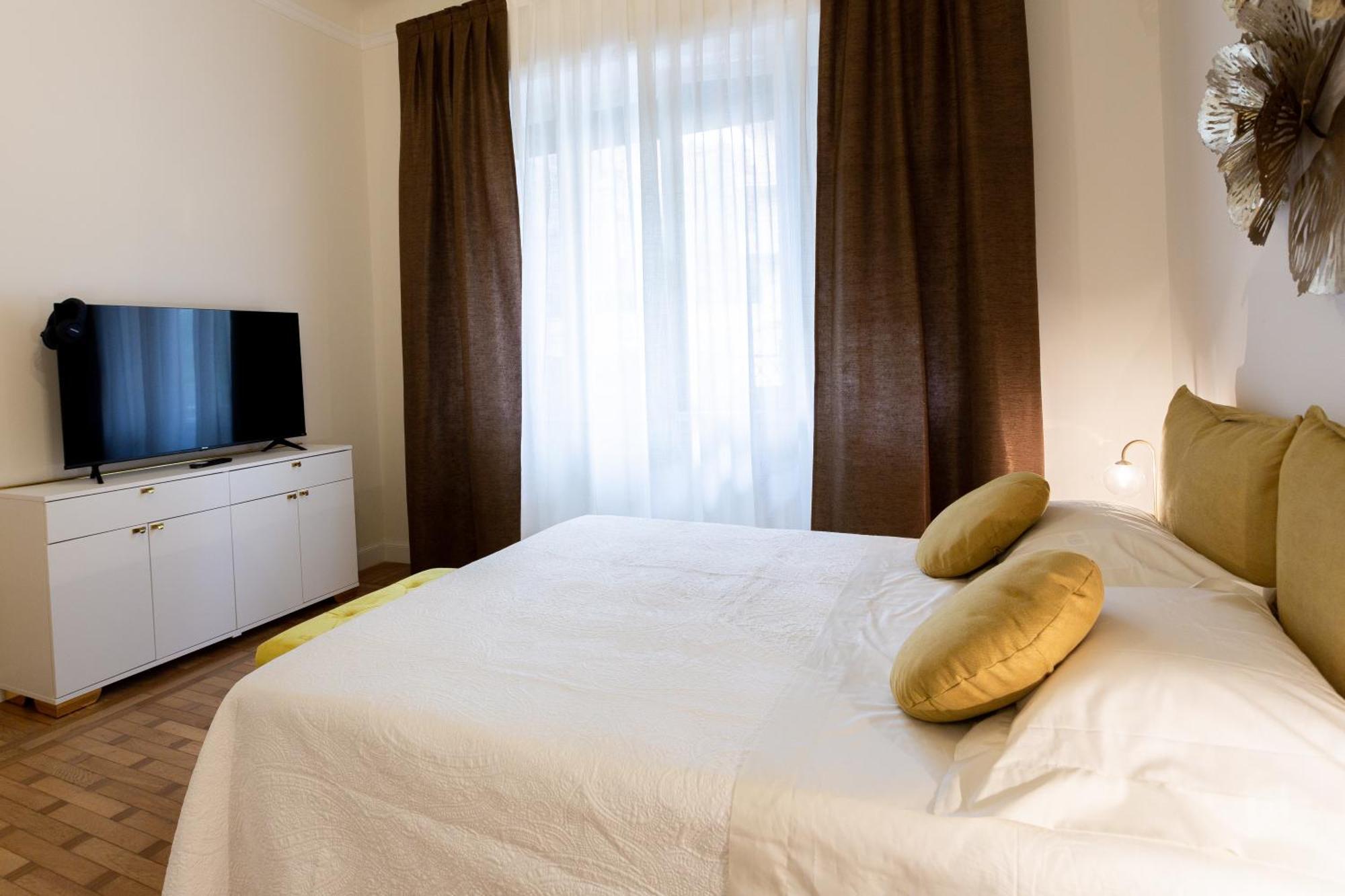 Maison D'or Apartment *